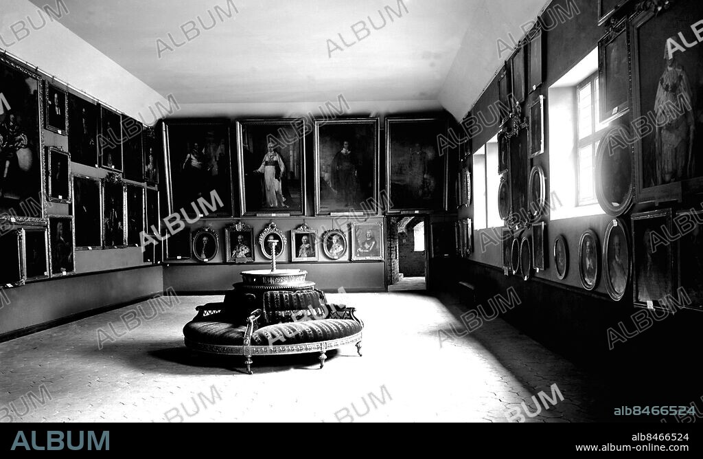 ARKIV 1900 . Galleriet i medeltida Gripsholms slott i Mariefred. Slottet var förfallet när Gustraf Vasa lät restaurera det. Flera änkedrottningar har haft det som bostad sedan deras män avlidit. Slottets konstskatter är betydande.. The art gallery in Gripsholms Castle outside Mariefred in Sweden.. Foto: TT / Kod 1900.