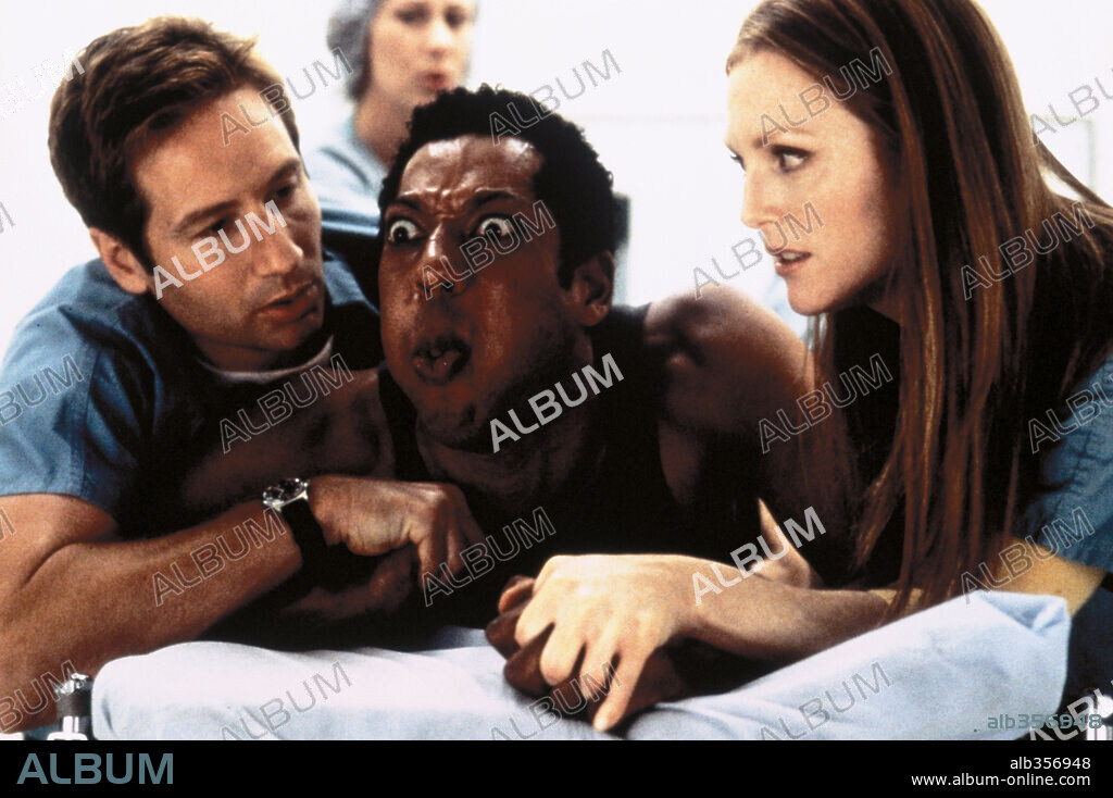 DAVID DUCHOVNY, JULIANNE MOORE and ORLANDO JONES in EVOLUTION, 2001, directed by IVAN REITMAN. Copyright COLUMBIA PICTURES/DREAMWORKS PICTURES / CLOSE, MURRAY.