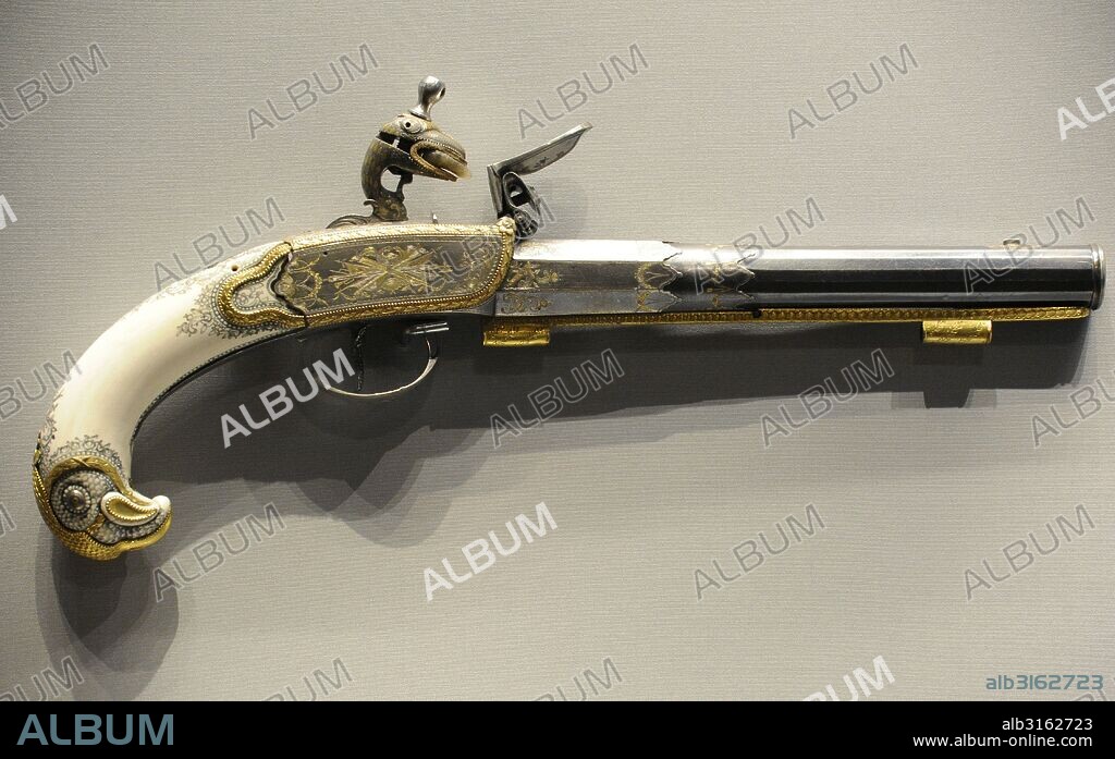 ARMA DE FUEGO. S. XVIII. PISTOLA con el mecanismo de disparo de llave de chispa. Acero, hueso y aleación de cobre. Tula, Rusia, 1790. Museo del Hermitage (The State Hermitage Museum). San Petersburgo. Rusia.