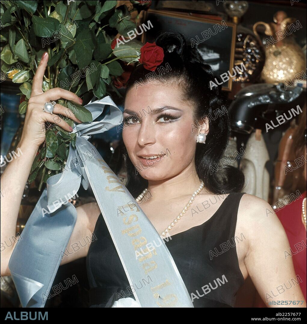 ROCIO JURADO. CANTANTE Y ACTRIZ ESPAÑOLA. CHIPIONA 1946- MADRID 2006.  CON LA BANDA DE LADY ESPAÑA 1969.