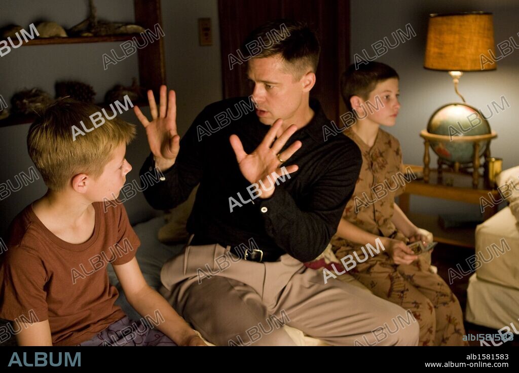 BRAD PITT, LARAMIE EPPLER et TYE SHERIDAN dans THE TREE OF LIFE, 2011, réalisé par TERRENCE MALICK. Copyright PLAN B ENTERTAINMENT.