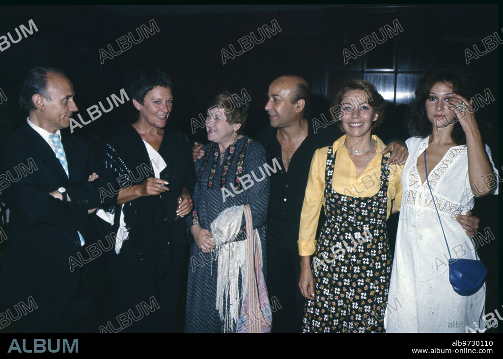 Madrid, July 1976. Maria Casares brings together professional colleagues in Mayte to present her play "El Adefesio." In the image, together with the director of the play José Luis Alonso, Laly Soldevila, José María Prada, Julita Martínez and Victoria Vera.