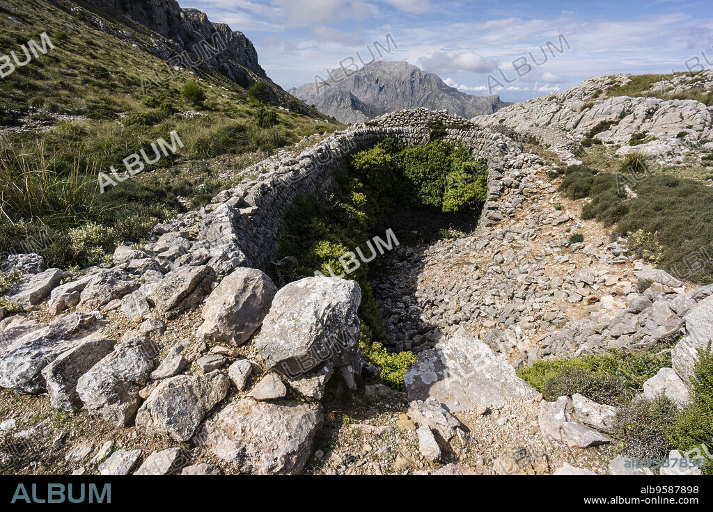 Casa de Neu y Puig Major, 1436 metros. Coll des Telègraf. Escorca.Sierra de Tramuntana.Mallorca.Islas Baleares. Spain.