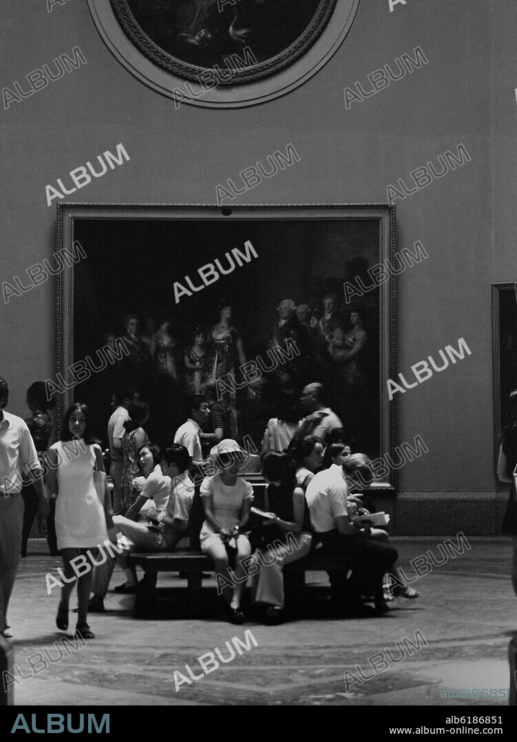 FRANCISCO GOYA Y LUCIENTES DE (1746-1828). VISITANTES FRENTE AL CUADRO DE LA FAMILIA DE CARLOS IV - FOTOGRAFIA EN BLANCO Y NEGRO - AÑOS 60.