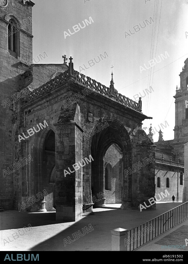 PORTICO NORTE DE LA CATEDRAL DE LUGO - SIGLO XVI - GOTICO TARDIO - FOTOGRAFIA EN BLANCO Y NEGRO - AÑOS 50.