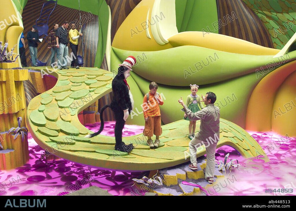 BO WELCH, DAKOTA FANNING, MIKE MYERS and SPENCER BRESLIN in DR. SEUSS' THE CAT IN THE HAT, 2003, directed by BO WELCH. Copyright UNIVERSAL STUDIOS/DREAMWORKS / GORDON, MELINDA SUE.