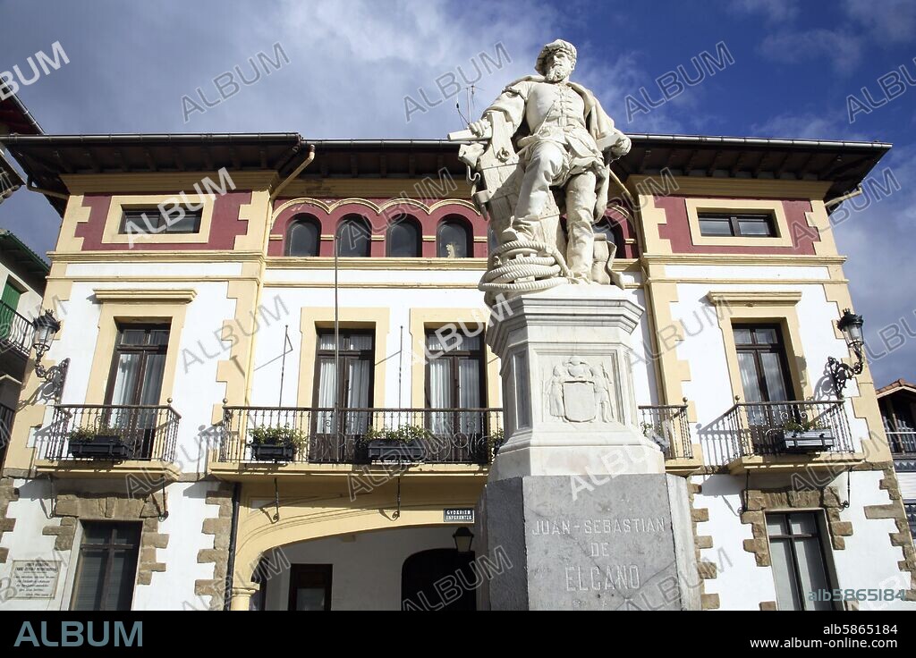 Getaria / Guetaria; plaza del Ayuntamiento y estatua de Juan Sebastian Elcano (navegante).
