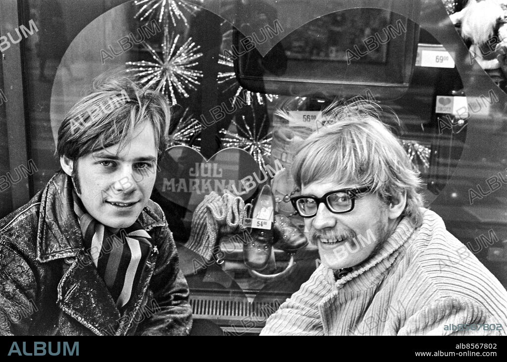1968-11-26.. Måns Rossander (tv), restaurangman, och Jan Dahlman, dagspressjournalist, ska konsumentupplysa om julen i radio.. Foto: Bo-Aje Mellin / RiR / SVT / Kod: 5600.. RiR 19277 sv/v neg.