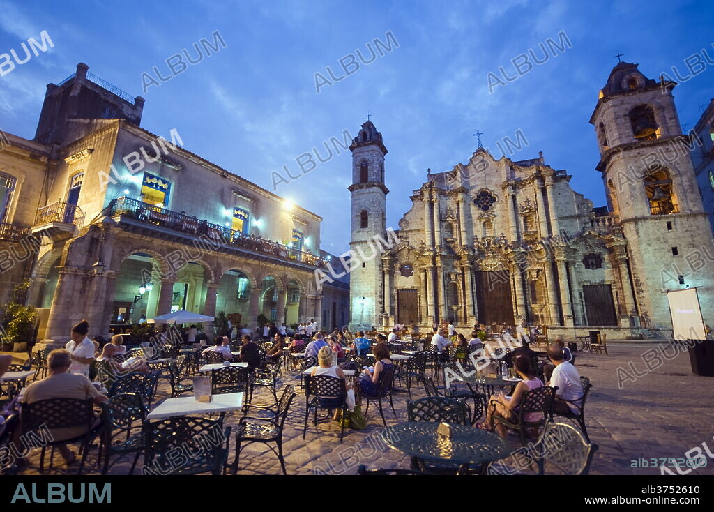 Outdoor dining, San Cristobal Cathedral, Plaza de la Catedral, Habana Vieja Old Town), UNESCO World Heritage Site, Havana, Cuba, West Indies, Caribbean, Central America.