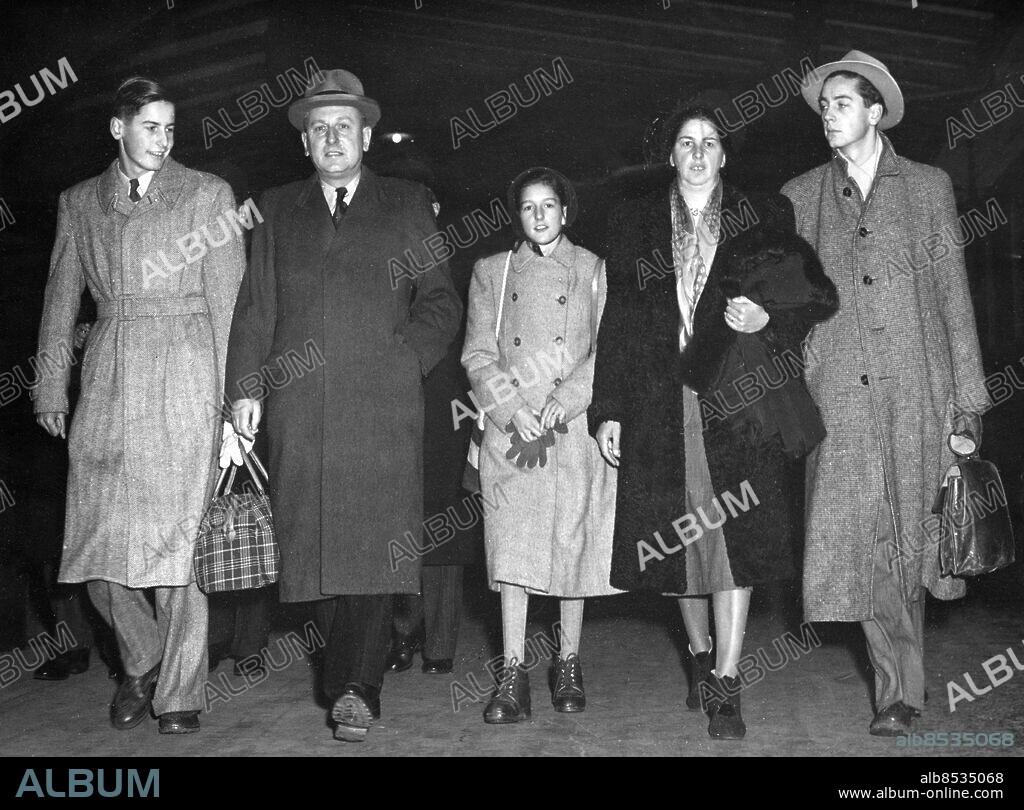 STOCKHOLM 1948-12-07.. Orig. bildtext... Årets Nobelpristagare i medicin, dr Paul Müller från Schweiz, kom på tisdagsmorgonen till Stockholm och ses här vid ankomsten till Centralen tillsammans med sin familj, makan Friedel, sönerna Nikolaus och Heinrich samt dottern Margaretha.. Foto: AB Text & Bilder / SVT / Kod: 5600. Mapp: Nobelpris 1948 1829. Nobelpristagare Handen i fickan.