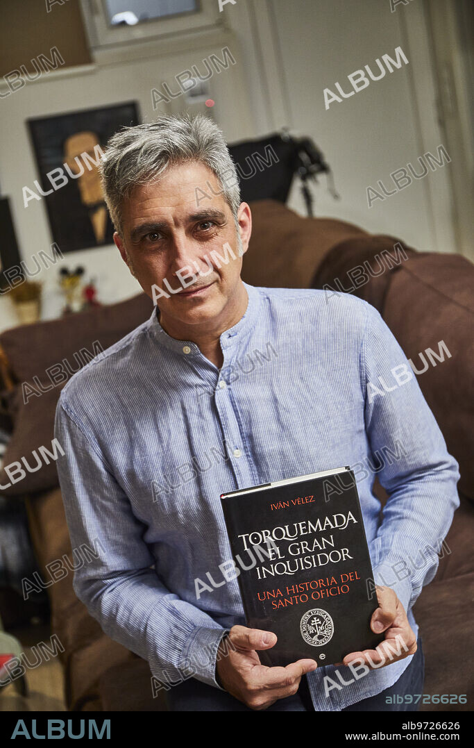 Madrid, 15/02/2021. Fotografías posadas en su domicilio al arquitecto Iván Vélez, escritor del libro «Torquemada. El Gran Inquisidor». Foto: Guillermo Navarro. ARCHDC.
