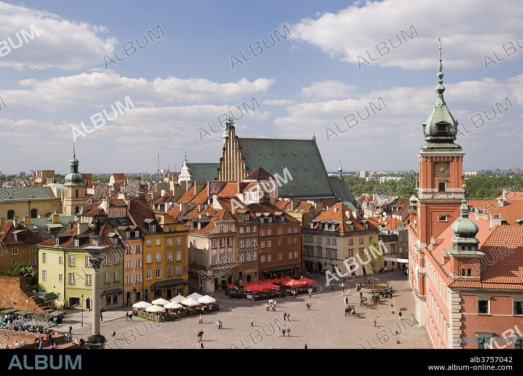 Elevated view over the Royal Castle and Castle Square (Plac Zamkowy), Old Town (Stare Miasto), UNESCO World Heritage Site, Warsaw, Poland, Europe.
