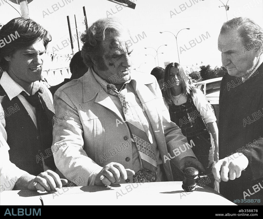 JACK WARDEN and KURT RUSSELL in USED CARS, 1980, directed by ROBERT ZEMECKIS. Copyright COLUMBIA PICTURES.