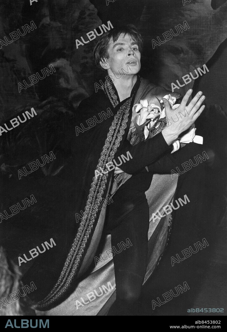 Orig. bildtext... NUREYEV DANCES IN LONDON Rudolf Nureyev, the russian ballet dancer who defected to the west, is now rehearsing in LOndon with the english ballerina, dame Margot Fonteyn. Formerly he was with the Leningrad Kirov Ballet and he has established a reputation in Paris and London. He will dance with dame Margot in Giselle at Covent Garden. This picture shows Nureyev at rehearsal today. Anm. R Nurejev, 1938-1993, rysk balettdansör. Flydde från Sovjetunionen 1961. CD477 persons: RUDOLF NUREJEV sites: LONDON;STORBRITANNIEN;SOVJETUNIONEN*.