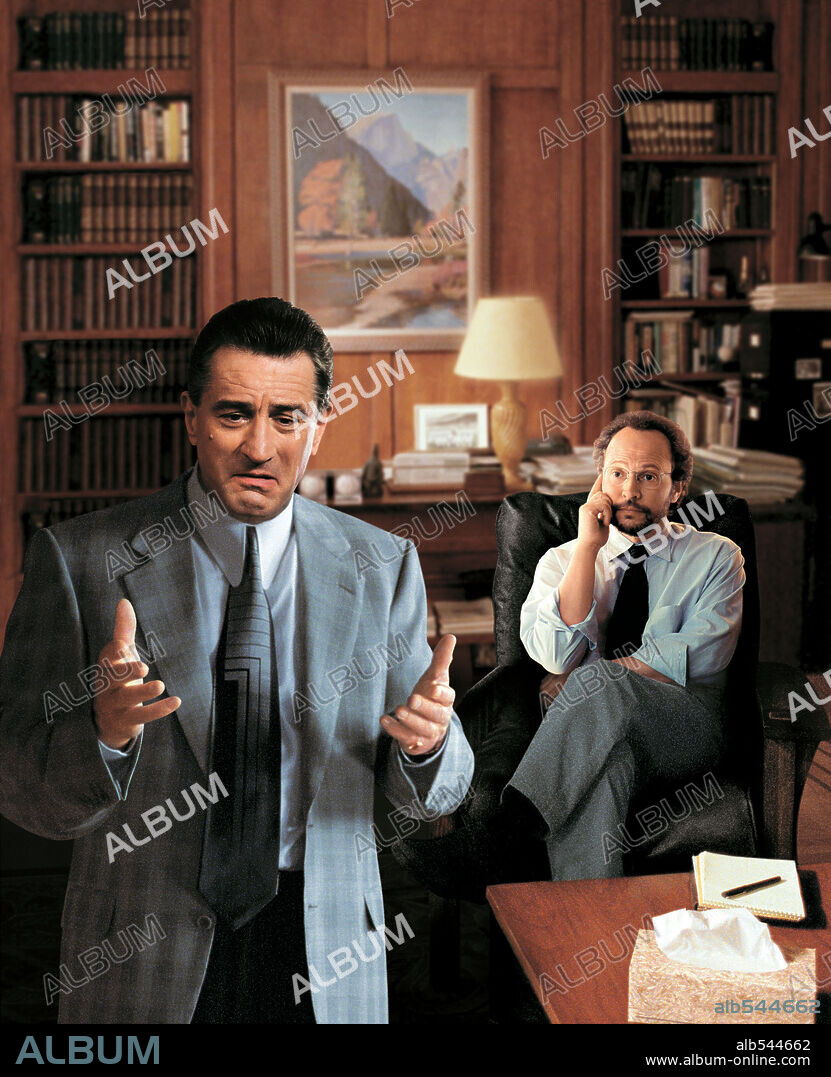BILLY CRYSTAL y ROBERT DE NIRO en UNA TERAPIA PELIGROSA, 1999 (ANALIZE THIS), dirigida por HAROLD RAMIS. Copyright WARNER BROS. PICTURES.