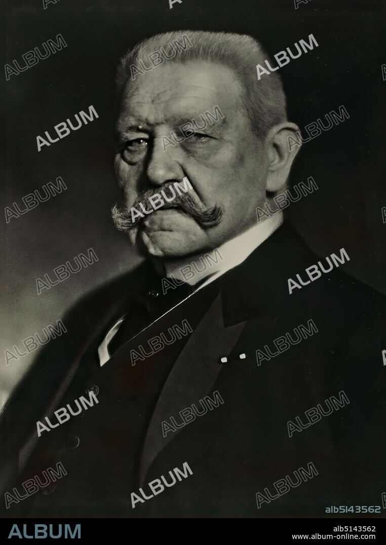 Nicola Perscheid, Generalfeldmarschall Paul von Hindenburg, Staatliche Landesbildstelle Hamburg, collection on the history of photography, silver gelatin paper, black and white positive process, image size: height: 21.90 cm; width: 16.40 cm, inventory stamp of the State Photographic Agency Hamburg, portrait photography, studio photography/studio photography, bust, bust, half profile (three-quarter view), commander-in-chief, general, marshal, historical person, politician, Paul von Hindenburg.