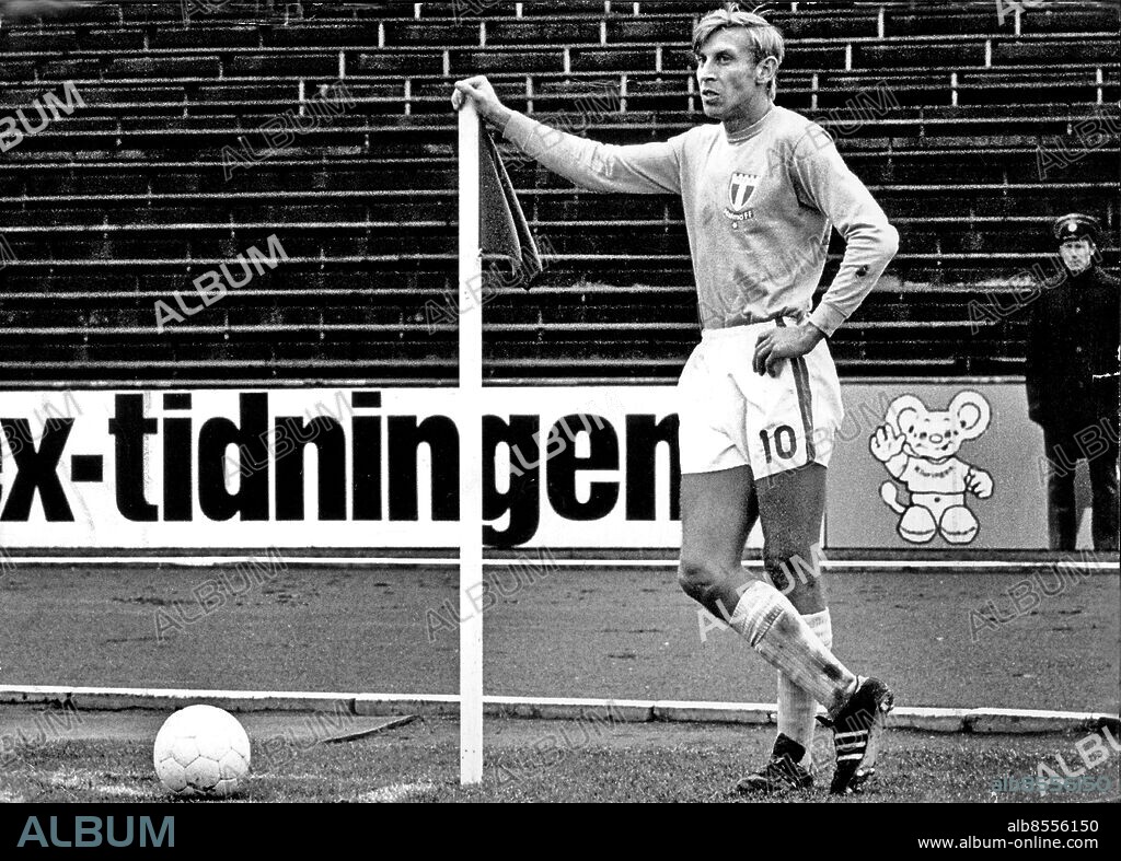 Bosse Larsson fotboll Malmö FF. MFF - Åtvidaberg 4-0. Fotbollsspelaren Bosse Bo Larsson i Malmö FF MFF. I helfigur vid hörnstolpen i väntan på att få lägga hörna. (c) Bert Olsson / Sydsvenskan / IBL.