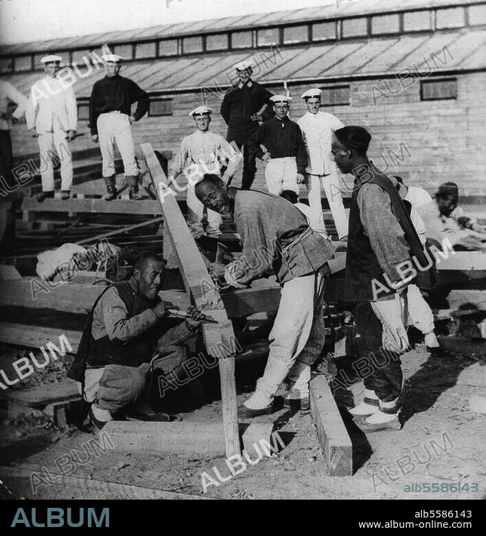 China, Boxeraufstand 1900/01. Niederschlagung des Aufstandes durch ein internationales Expeditionskorps, ab Juni 1900. Truppen des Expeditionskorps in Tientsin: Chinesische Arbeiter beim Bau einer Artilleriekaserne unter Aufsicht von Matrosen der deutschen Kriegsmarine. Foto, 1900.
