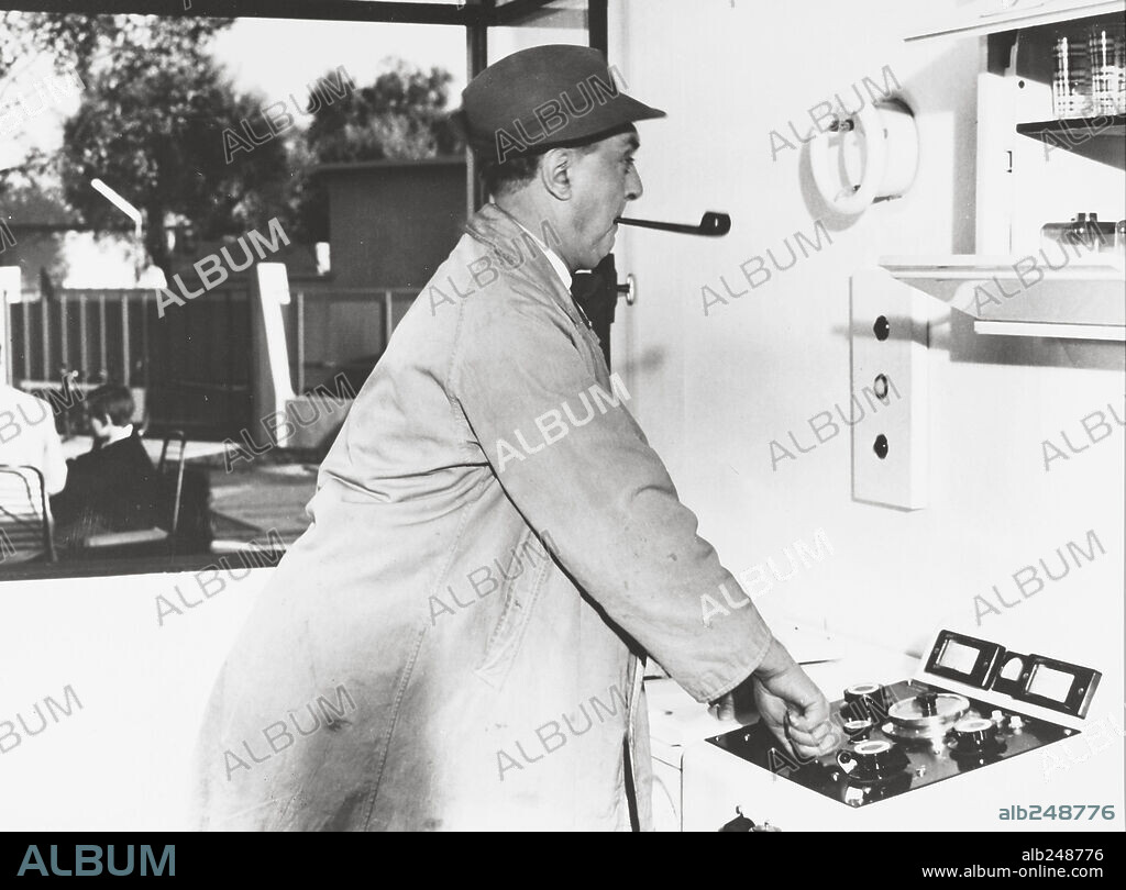 JACQUES TATI in MY UNCLE, 1958 (MON ONCLE), directed by JACQUES TATI.