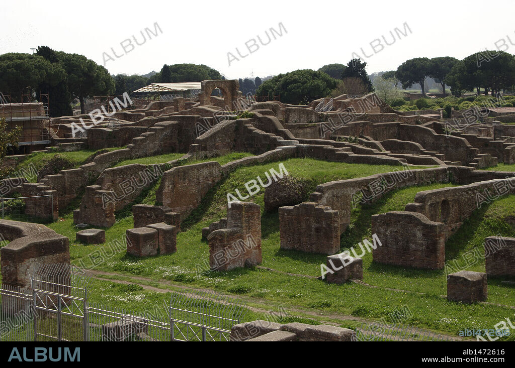 ARTE ROMANO. ITALIA. OSTIA ANTICA. Ciudad romana en la costa del Mar Tirreno, en el antiguo Latium. Puerto comercial de la antigua Roma. Vista del Pequeño Mercado (hacia el 120 d. C.). Cercanías de Roma. Lazio.