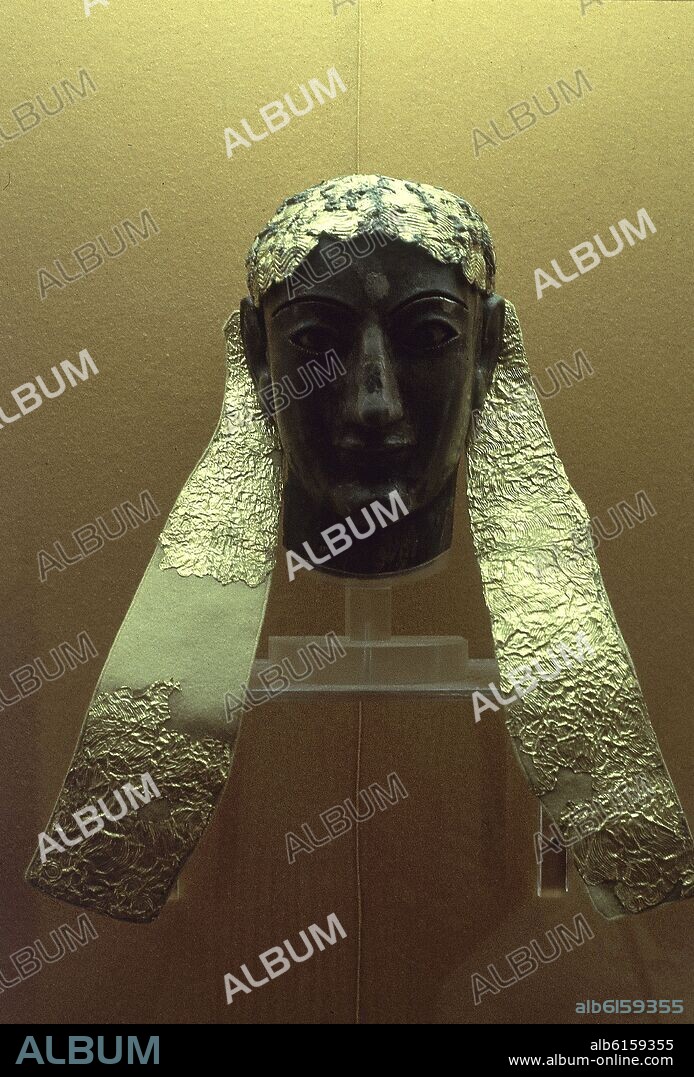CABEZA CRISELEFANTINA POSIBLE REPRESENTACION DEL DIOS APOLO - SIGLO VII AC - PROCEDENTE DE JONIA - ORO Y MARFIL.