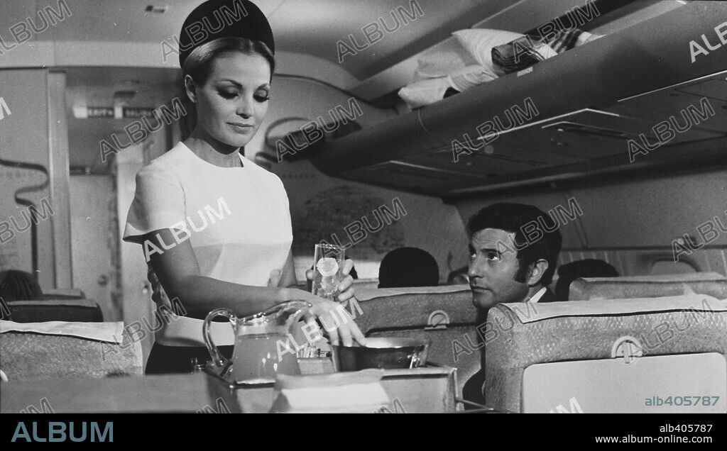 ARTURO FERNANDEZ y CARMEN SEVILLA en EL RELICARIO, 1970, dirigida por RAFAEL GIL. Copyright CORAL P.C.