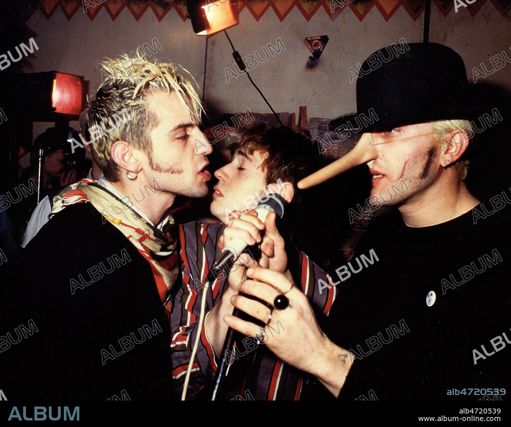 Concert des BERURIER NOIR en 1988-89 : Les choristes Laul, Helno et Crade au micro. Credit Photo Francis CAMPIGLIA/Kharbine Tapabor.