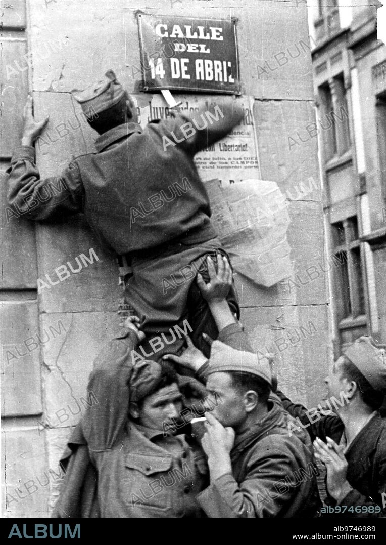 20 octubre 1937. Un grupo de Soldados Nacionales Quitan la placa de una calle de Gijón Dedicada A la República, tras tomar la ciudad.