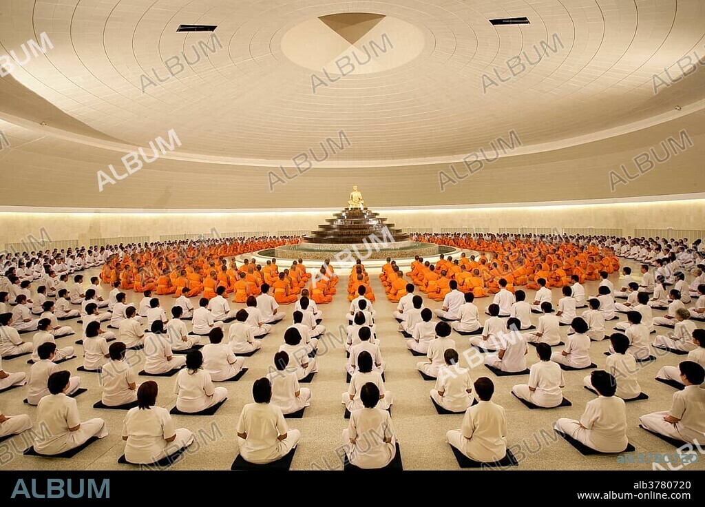 Monks meditating in the Phramonkolthepmuni meditation hall, Phra Mongkol Thepmuni Memorial Hall, Khlong Luang District, Pathum Thani, Bangkok, Thailand, Asia *** IMPORTANT: This image may not be used in a negative connection with the Dhammakaya Temple ***.