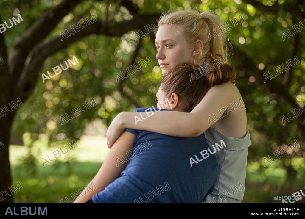 DAKOTA FANNING y ELIZABETH OLSEN en VERY GOOD GIRLS, 2013, dirigida por NAOMI FONER. Copyright GROUNDSWELL PRODUCTIONS.