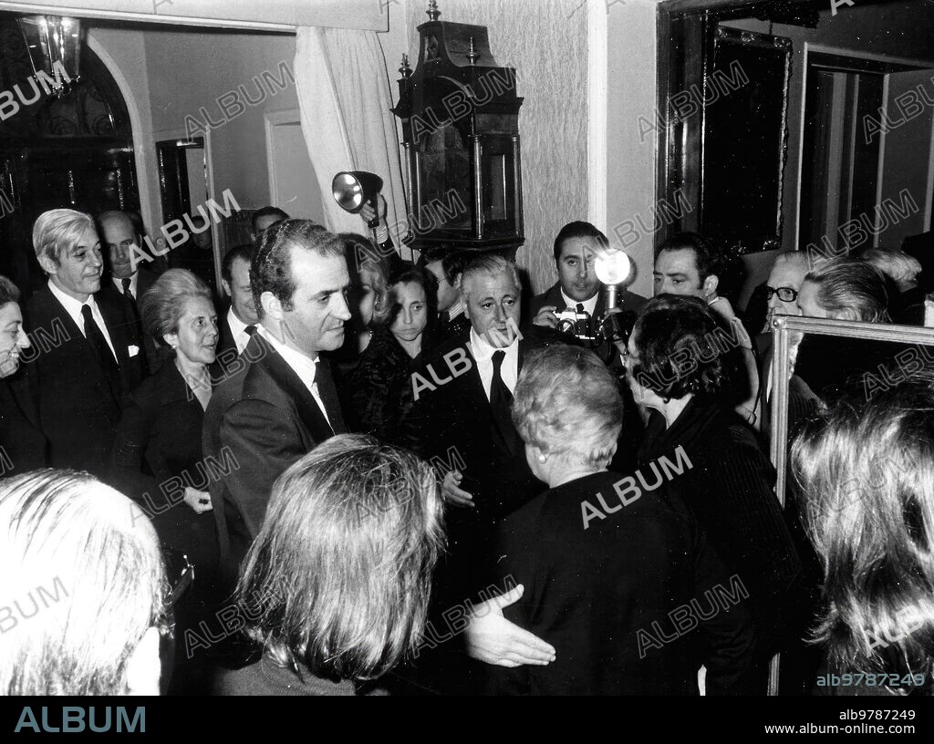 January 11, 1975. Death of Juan Ignacio Luca de Tena - Princes Juan Carlos and Sofía offer their condolences to the family of Juan Ignacio Luca de Tena at the family home.