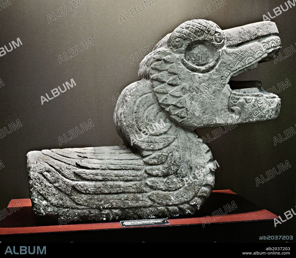 'Serpiente emplumada, piedra'.