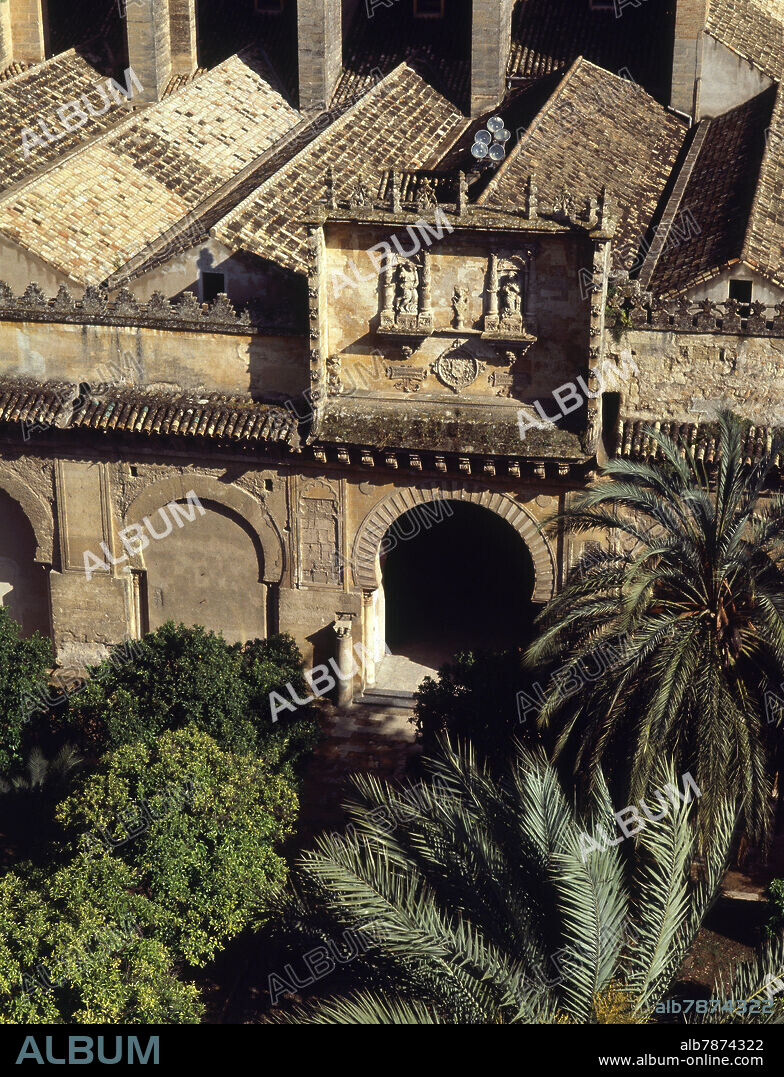 PUERTA DE LAS PALMAS EN EL PATIO DE LOS NARANJOS DE LA MEZQUITA DE CORDOBA.