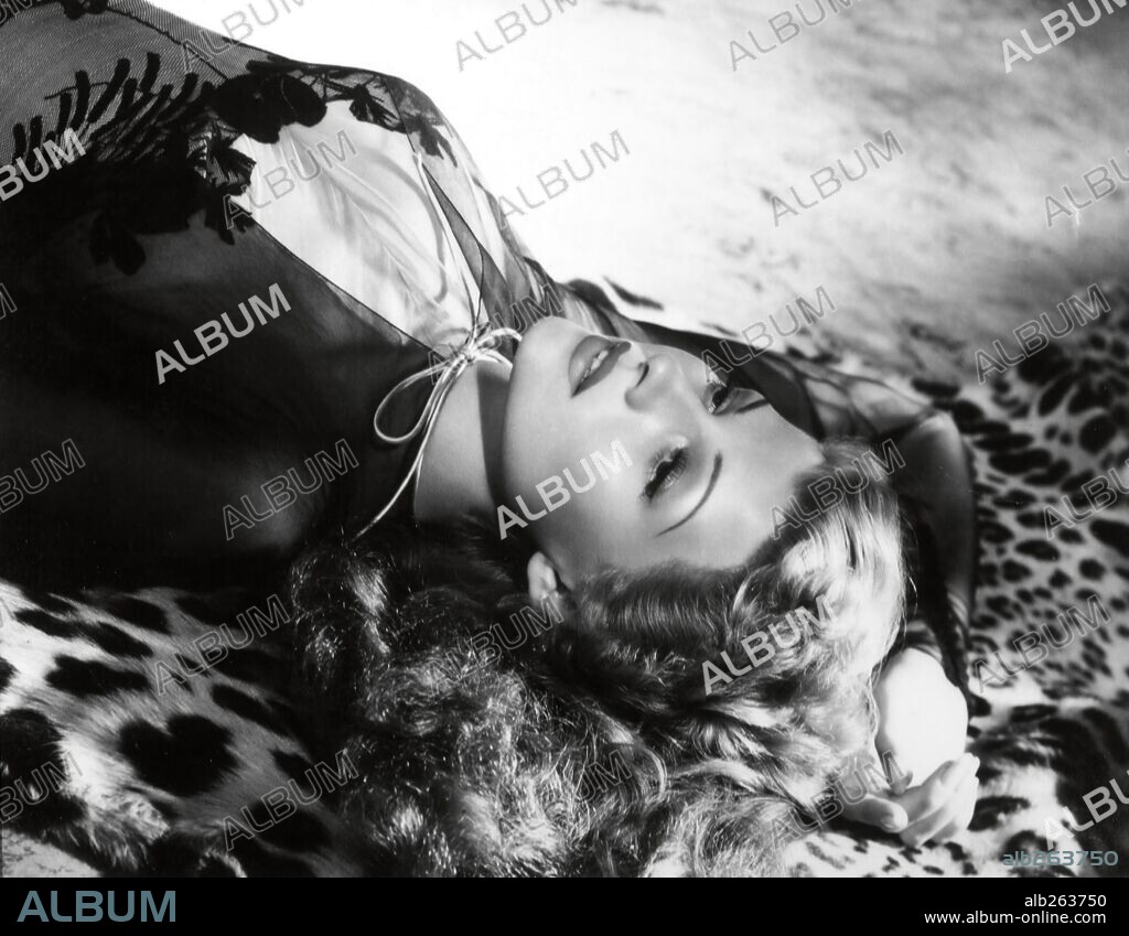 RITA HAYWORTH en BAILANDO NACE EL AMOR, 1942 (YOU WERE NEVER LOVELIER), dirigida por WILLIAM A. SEITER. Copyright COLUMBIA PICTURES / HURRELL, GEORGE.