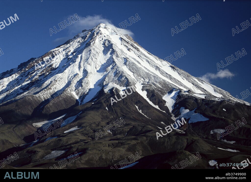 Koryaksky volcano, 3456m high, conical andesite volcano, Kamchatka, UNESCO World Heritage Site, Eastern Siberia, Russia, Eurasia.