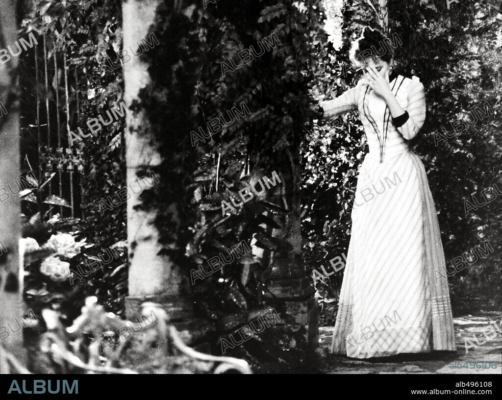 LAURA ANTONELLI en EL INOCENTE, 1976 (L' INNOCENTE), dirigida por LUCHINO VISCONTI. Copyright ANALYSIS FILM RELEASING CORP.