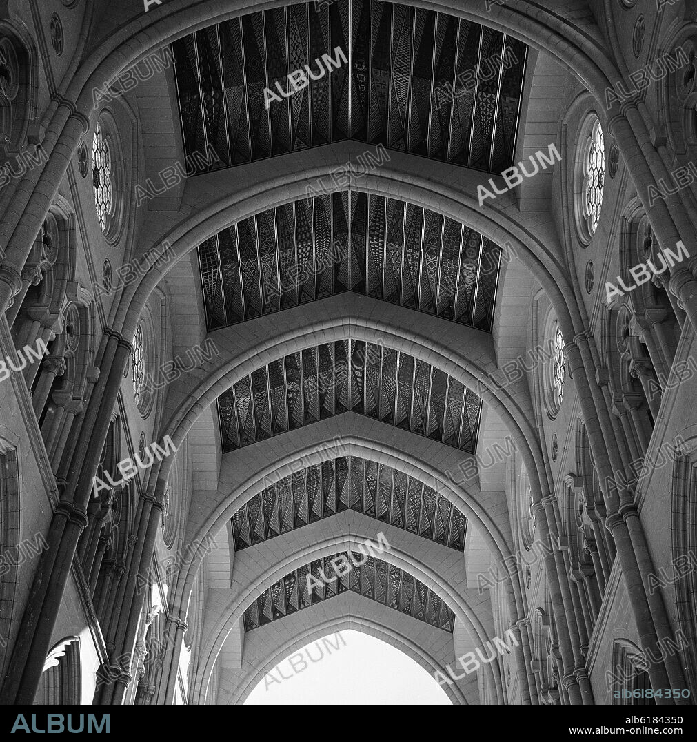 FERNANDO CHUECA GOITIA Y CARLOS ISIDRO DE LA PUERT. BOVEDA DE LA CATEDRAL DE LA ALMUDENA EMULANDO ARTESONADOS MUDEJARES- ARCOS FAJONES - FOTOGRAFIA EN BLANCO Y NEGRO - AÑOS 60.