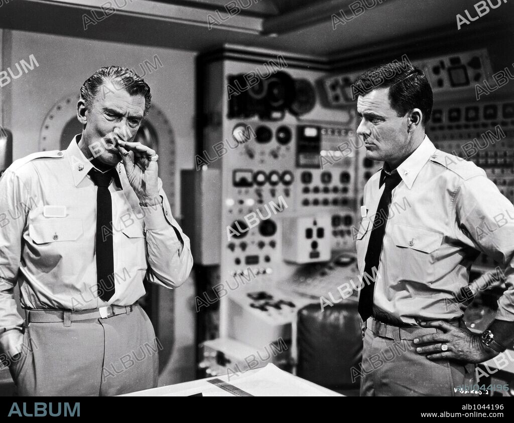 ROBERT STERLING y WALTER PIDGEON en VIAJE AL FONDO DEL MAR, 1961 (VOYAGE TO THE BOTTOM OF THE SEA), dirigida por IRWIN ALLEN. Copyright 20TH CENTURY FOX.