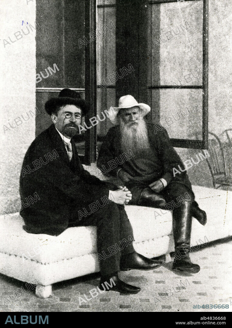 TOLSTOI (1828-1910) et TCHEKHOV (1860-1904). Photographie vers 1900. Credit : Collection KHARBINE-TAPABOR.