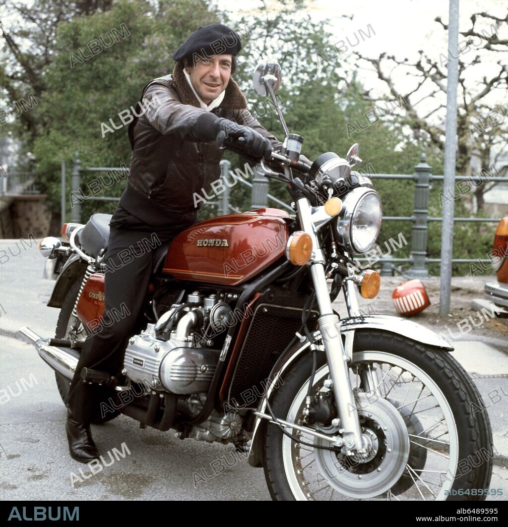 Der kanadische Sänger Leonard Cohen posiert sitzend auf einem schweren Motorrad, aufgenommen am 25.04.1976 anlässlich eines Konzertes in Frankfurt am Main. Foto: Istvan Bajzat +++(c) dpa - Report+++. 25/04/1976