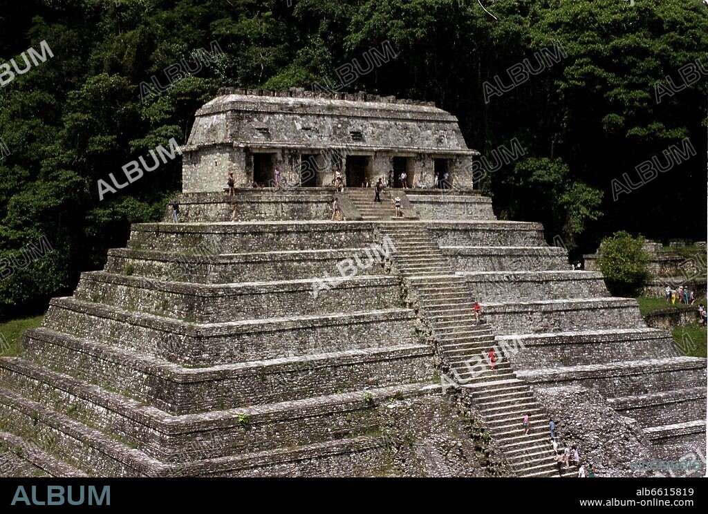TEMPLO DE LAS INSCRIPCIONES - HACIA EL GRUPO NORTE.