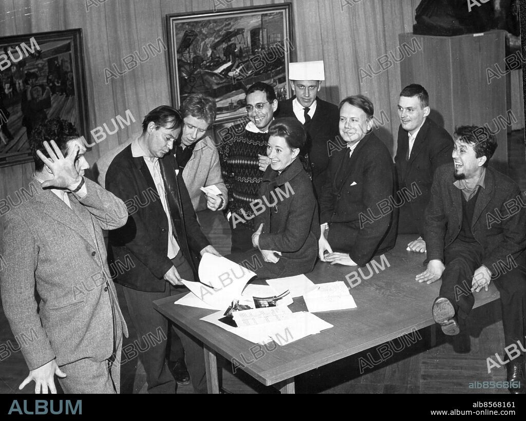 Stockholm 1963-01-02. Moderna Museet. I förberedelse för Poesi på scen: fr v Erland Josephson, Bengt Ekerot Jean-Loup Philippe, Jean-Clarence Lambert, Gertrud Fridh, Carl Fredrik Reuterswärd och Lars Forssell. En fransk-svensk samling författare och skådespelare framträder på fredagskvällen på Moderna museet i en alldeles ny form av poesiteater: Poesi på scen kallas det. Jean-Clarence Lambert är upphovsman till idén, och han har redan praktiserat den med amerikanska poeter i Paris i december.. Foto: Stig A Nilsson / DN / TT / Kod: 43. ** SvD OUT **.