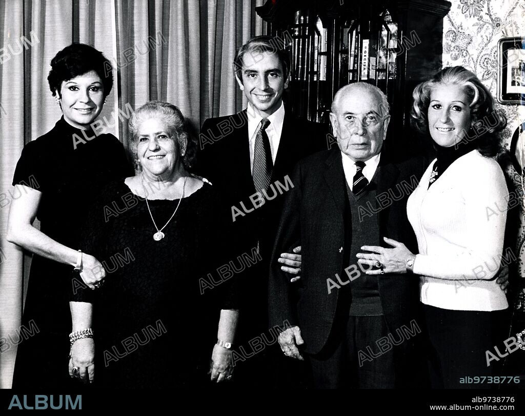 1978. Lina Morgan posa en familia con sus padres y hermanos.