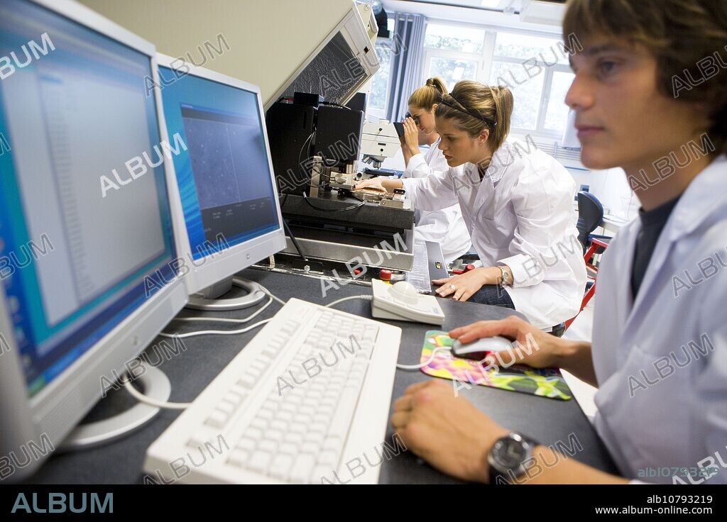 Polytechnic School, University of the Basque Country, Donostia, Gipuzkoa, Basque Country. Digital Instruments Veeco Dimension 3100, Atomic Force Microscope.