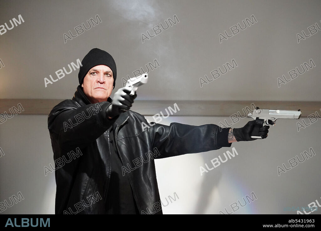 NICK CASSAVETES en PRISIONEROS DE GHOSTLAND, 2021 (PRISONERS OF THE GHOSTLAND), dirigida por SION SONO. Copyright Patriot Pictures/ Eleven Arts.