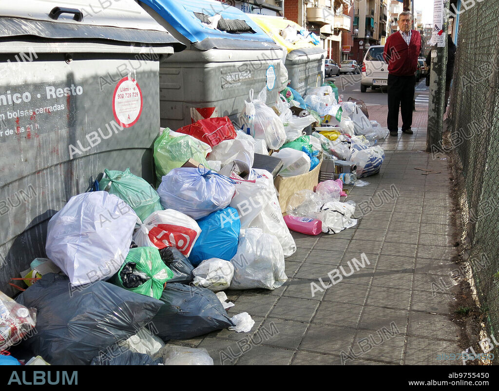 Alicante 01/24/2014 Dirt in Alicante due to the cleaning services strike. Containers on Pintor Gisbert Street Photo Juan Carlos Soler ARCHDC.
