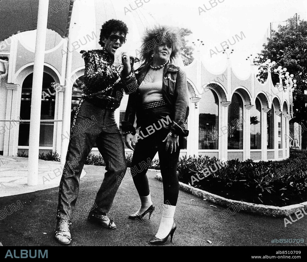 GÖTEBORG 1984-10-01.. Åke Harnesk som Michael Jackson och Laila Westersund som "fredslilja" framför Lisebergsteaterns nya fasad. *** Local Caption *** GP Foto: Jarl Ahlström / Kamerareportage / TT / Kod: 2524.