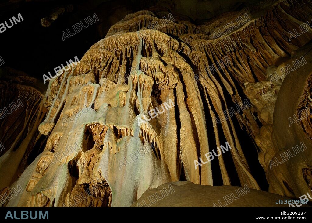 CUEVA DE SANTIMAMIÑE. FORMACIONES GEOLOGICAS. ESTALAGMITAS Y ESTALACTITAS.  VIZCAYA, PAIS VASCO, ESPAÑA.