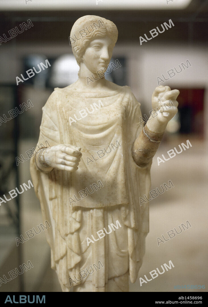 ARTEMIS (la DIANA romana). Diosa cazadora, hermana gemela de Apolo, representada con los atributos del arco y las flechas. Escultura romana en mármol, fechada en el siglo II d. C. Museo de Efeso. Selçuk. Turquía.