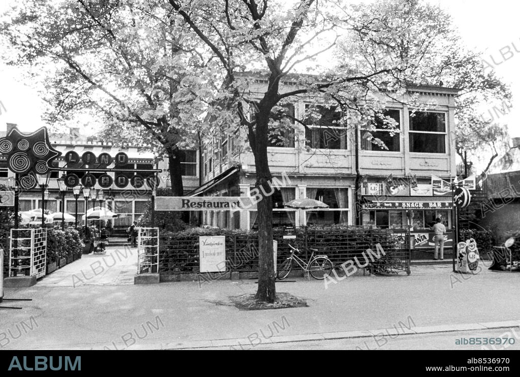 ARKIV STOCKHOLM 1983-05-24. Exteriör av restaurang Lindgården i hörnet av Djurgårdsvägen 68 och Allmänna gränd på Djurgården i Stockholm 24:e maj 1983.. Foto: Bernt Claesson / EXP / TT / Kod: 8. **AFTONBLADET OUT**.